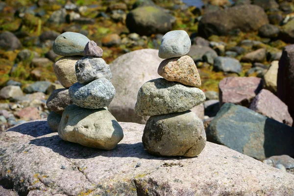 Três pilhas de pedras de seixo — Fotografia de Stock