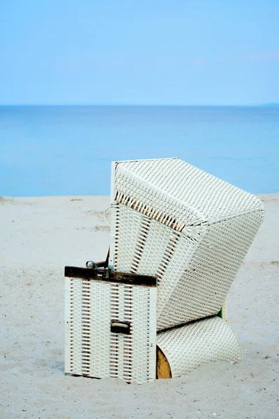Tek hasır plaj sandalyesi — Stok fotoğraf