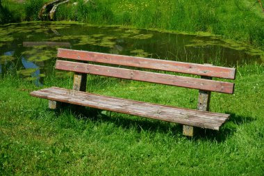 Bahçedeki eski ahşap koltuk tezgah