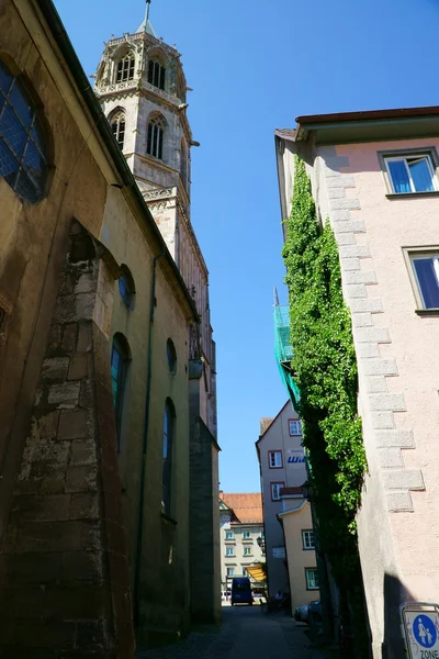 Piccolo vicolo a Rottweil con vista su una chiesa — Foto Stock