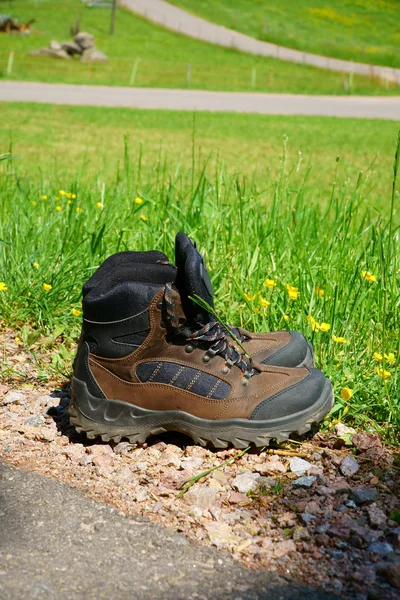 Hiking boots stand on the wayside — Stock Photo, Image