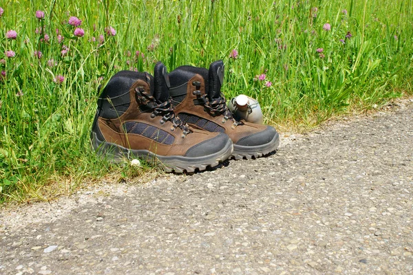 Botas de caminhada e uma cantina — Fotografia de Stock