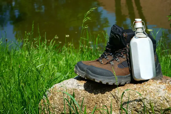 Sepatu hiking dan kantin — Stok Foto