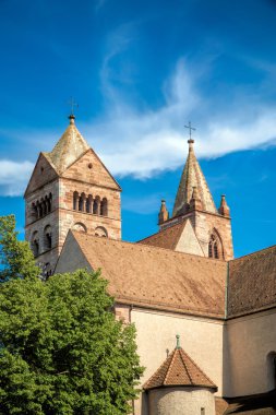The Stephan cathedral in front of blue sky