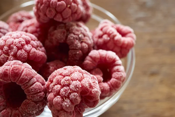 Gefrorene Himbeeren in einer Glasschüssel — Stockfoto