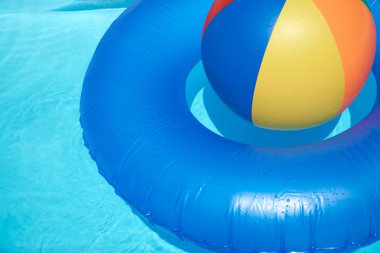 Kayan lastik ve plaj topu