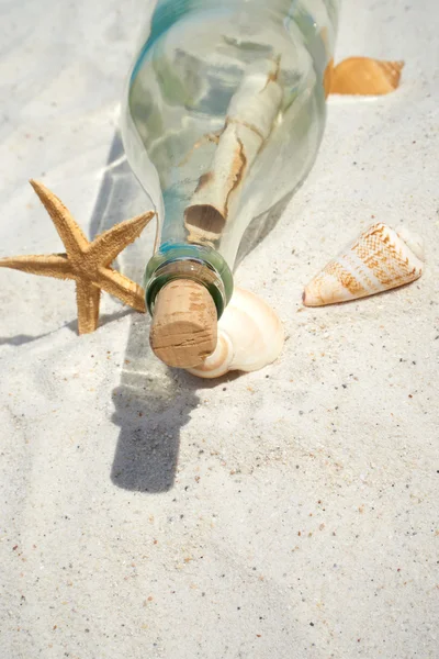 Mensagem em garrafa na praia — Fotografia de Stock