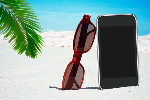 Siyah Smartphone ve güneş gözlüğü — Stok fotoğraf
