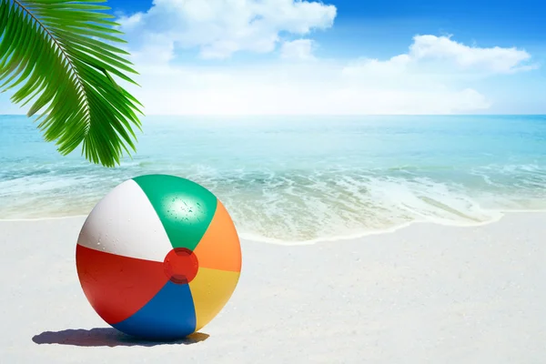 Pelota de playa en la playa de arena — Foto de Stock