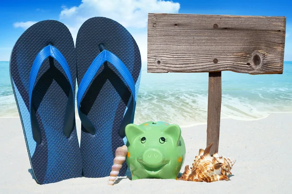 Piggy Bank verde e chinelos — Fotografia de Stock