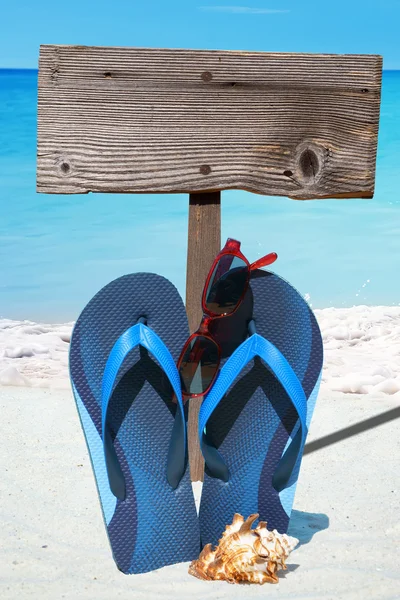 Flip flop ve plajda güneş gözlüğü — Stok fotoğraf