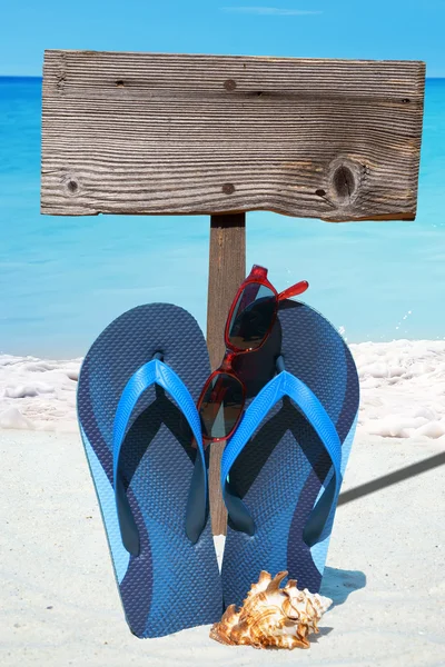 Infradito e occhiali da sole sulla spiaggia — Foto Stock