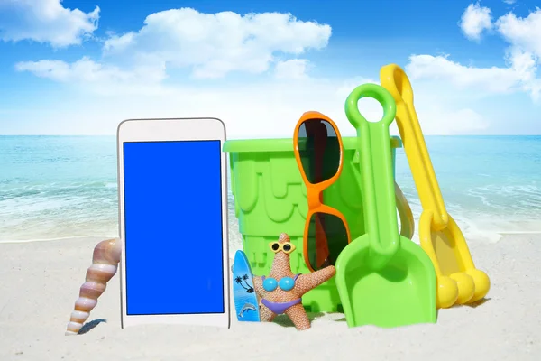 흰색 스마트폰 및 해변 장난감 — 스톡 사진