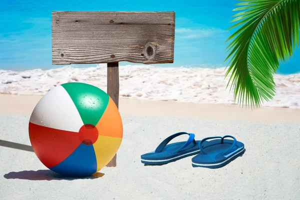 Pallone da spiaggia e cartello in legno — Foto Stock