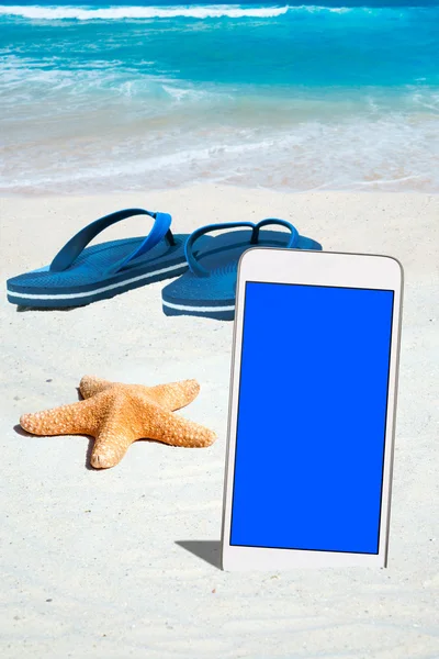 Vit Smartphone och Flip Flops — Stockfoto
