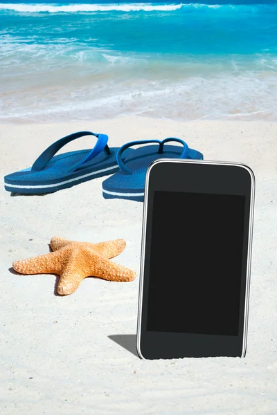 Smartphone negro y chanclas — Foto de Stock