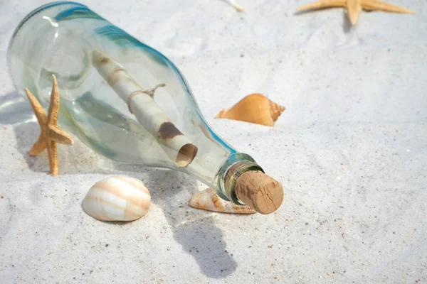 Boodschap in een fles op het strand — Stockfoto