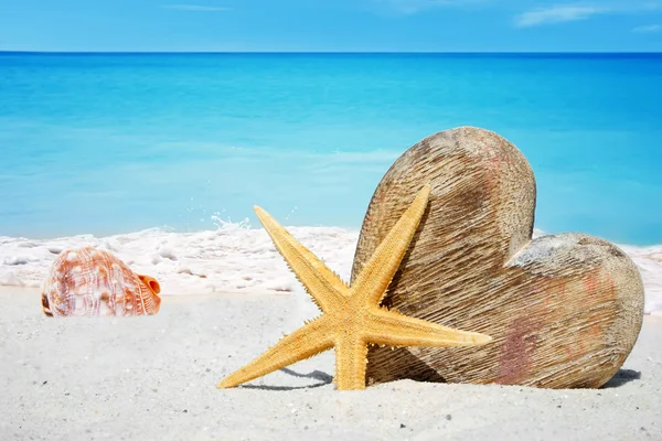 Wooden heart, starfish and seashells — Stock Photo, Image