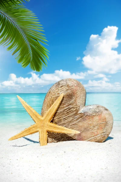 Wooden heart and starfish on the beach — Stock Photo, Image