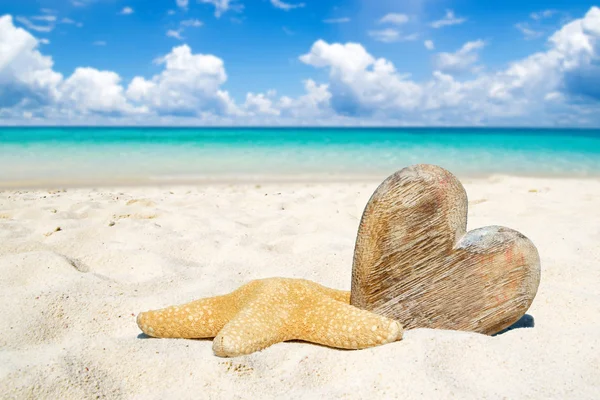 Corazón de madera y estrellas de mar en la playa —  Fotos de Stock