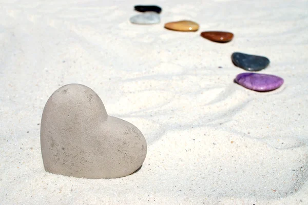 Grande cuore di pietra nella sabbia — Foto Stock