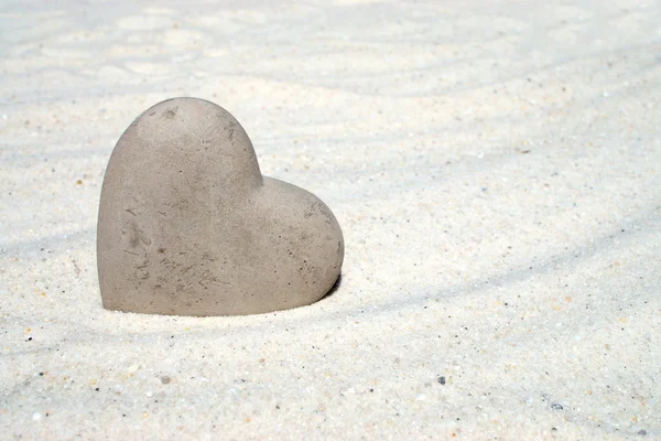 Coeur de pierre sur la plage — Photo
