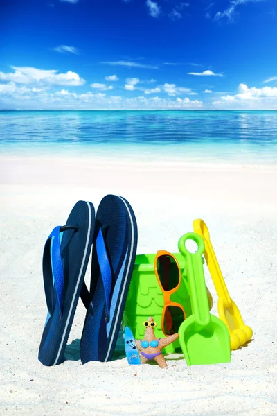 Chinelos e brinquedos de praia — Fotografia de Stock