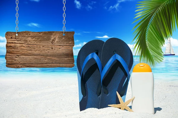 Flip Flops en houten bord — Stockfoto