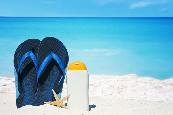 Flip Flops και αντηλιακή κρέμα — Φωτογραφία Αρχείου