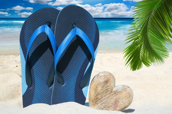 Mavi flip flop ve ahşap kalp — Stok fotoğraf