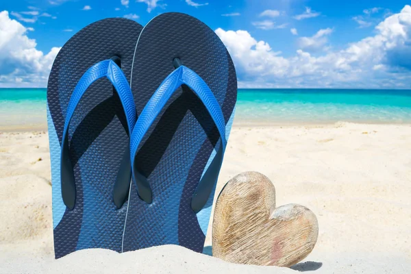 Blue flip flops and wooden heart — Stock Photo, Image