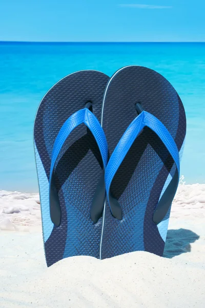 Blue Flip Flops na praia — Fotografia de Stock