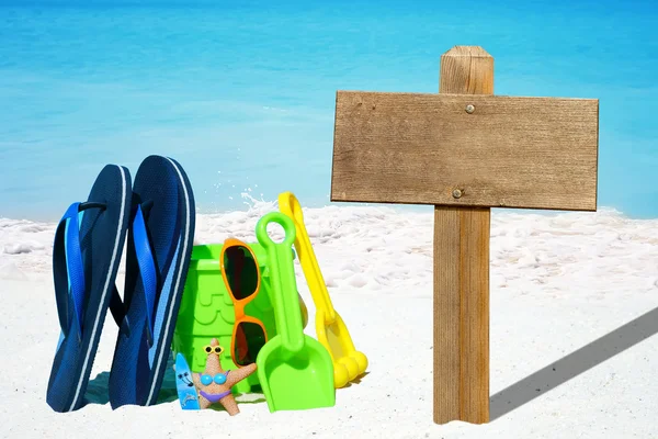 Beach toys and emty wooden signboard — Stock Photo, Image