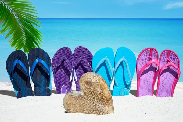 Flip flops and wooden heart — Stock Photo, Image