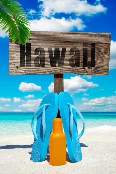 Letrero de madera HAWAII en la playa — Foto de Stock