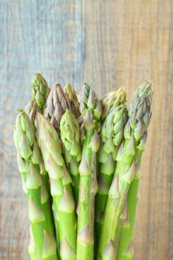 Bir avuç yeşil kuşkonmaz.