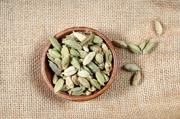 Cardamom in wooden bowl — Stock Photo, Image