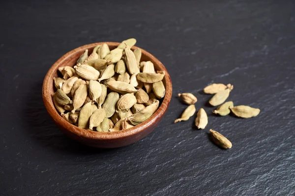 Cardamom on slate platter — Stock Photo, Image