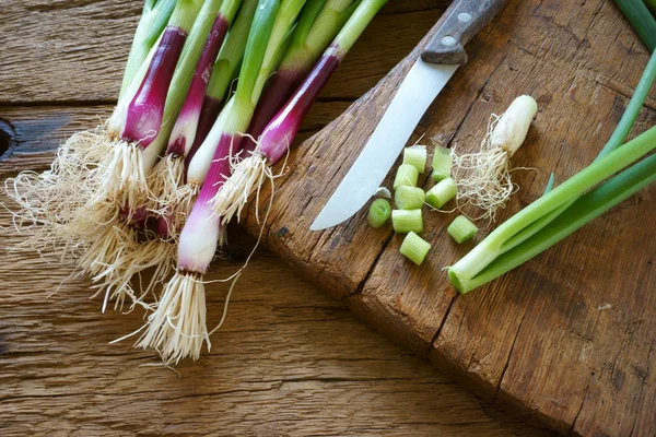 Färsk vårlök och kniv — Stockfoto