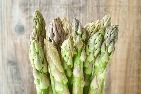 Un mucchio di asparagi verdi — Foto Stock