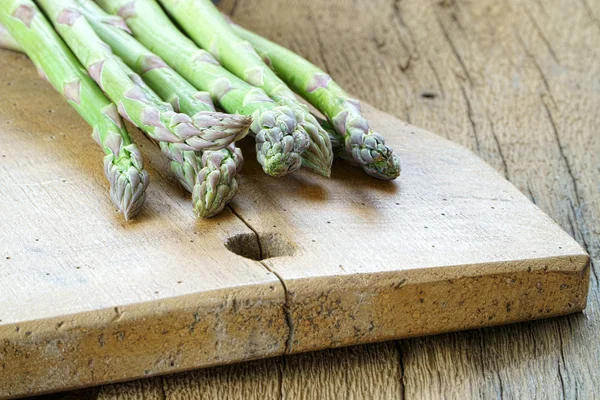 Asparagi verdi sul tagliere — Foto Stock