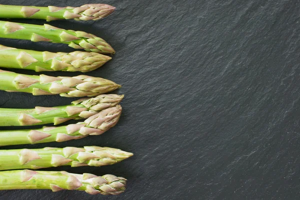 Asparagi freschi su piatto di ardesia — Foto Stock