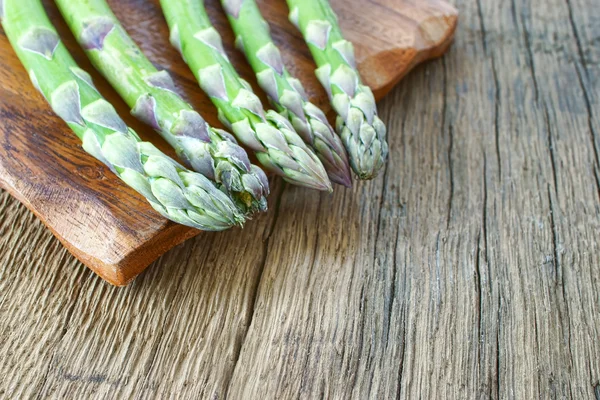 Lance di asparagi sul tagliere — Foto Stock