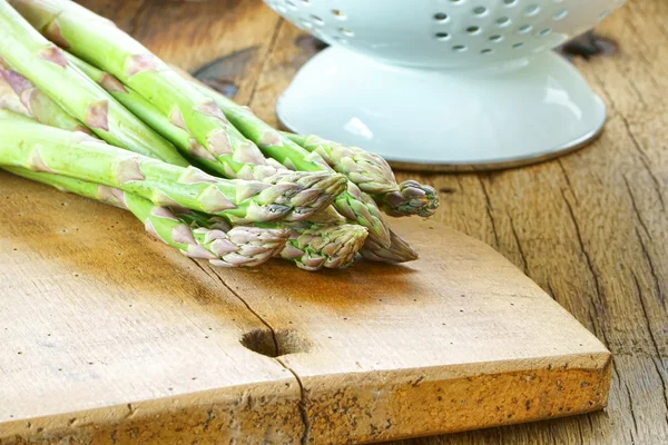 Asparagus on wooden board — Stock Photo, Image