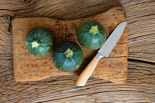 Tre zucchinis och kniv — Stockfoto