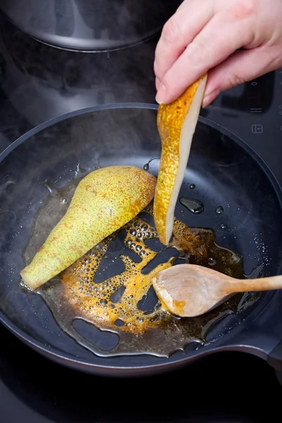 Peren in de pan Karameliseer — Stockfoto