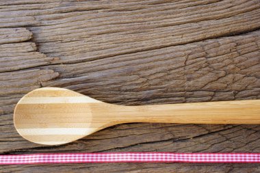 Ahşap arka plan üzerinde yemek kaşık