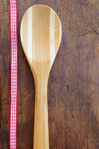 Koken lepel op houten achtergrond — Stockfoto