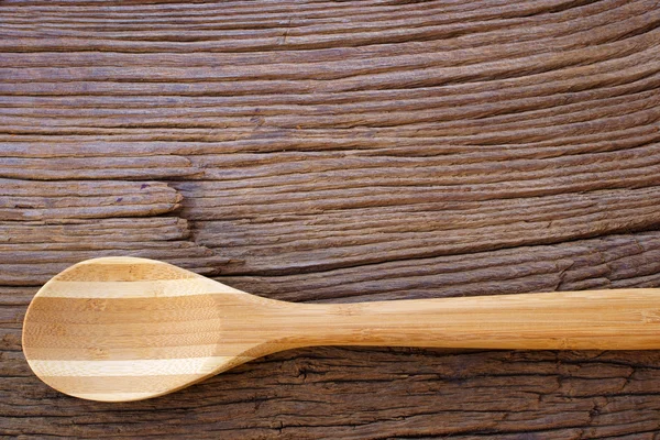 लाकडी पार्श्वभूमीवर लाकडी स्वयंपाक चमचा — स्टॉक फोटो, इमेज