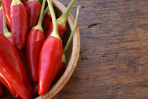 Vue rapprochée des gousses de chili dans un bol — Photo